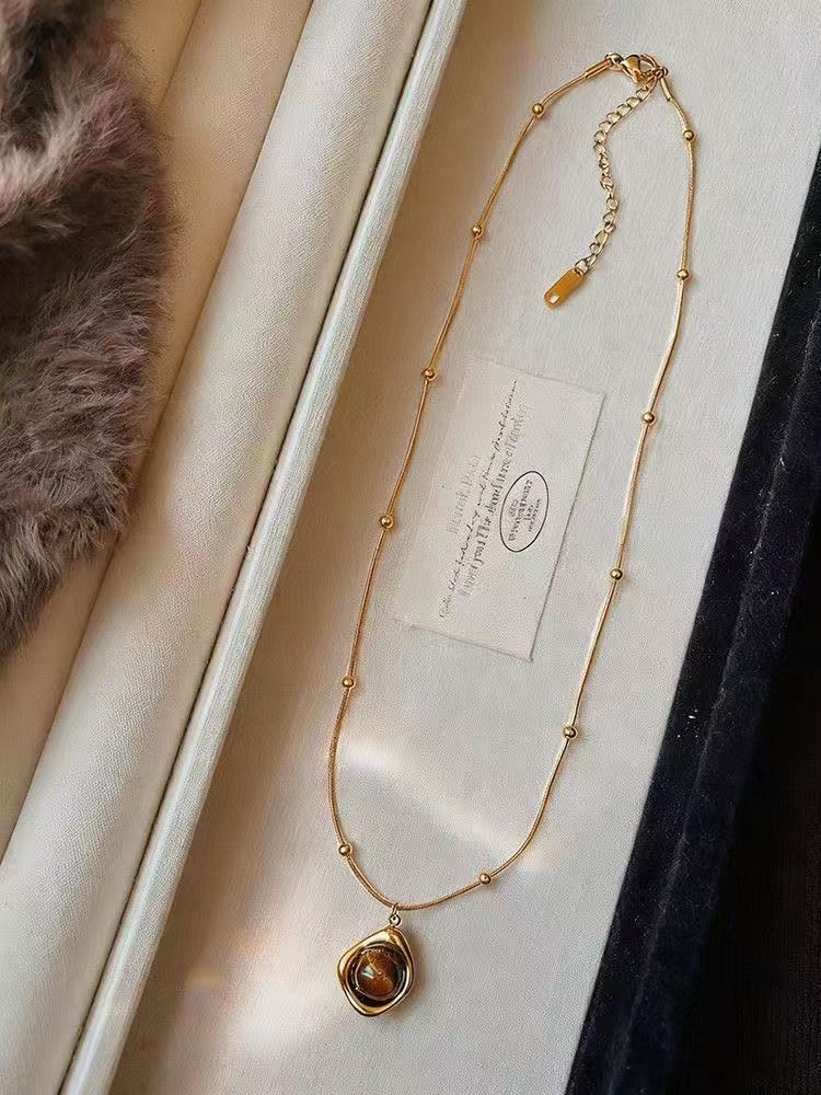 Vintage Tiger Eye Inspired Pendant Necklace – Minimal Gold Chain